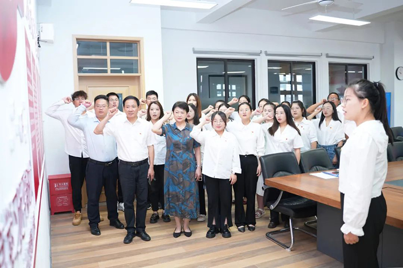 新華高級(jí)中學(xué)黨支部全體黨員大會(huì)